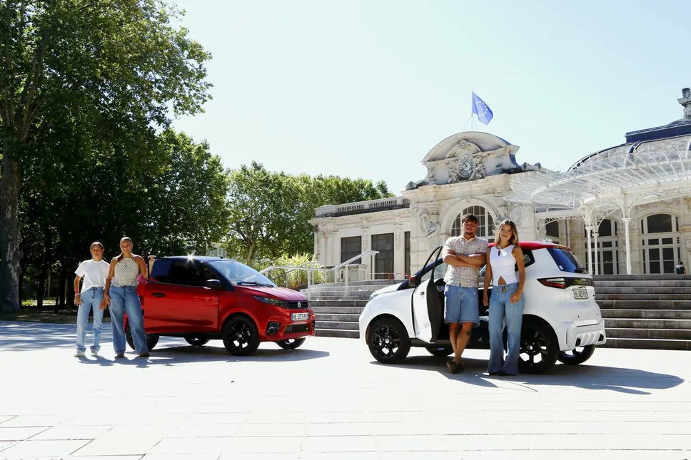 Jeunes conducteurs avec les voitures sans permis 100P Location