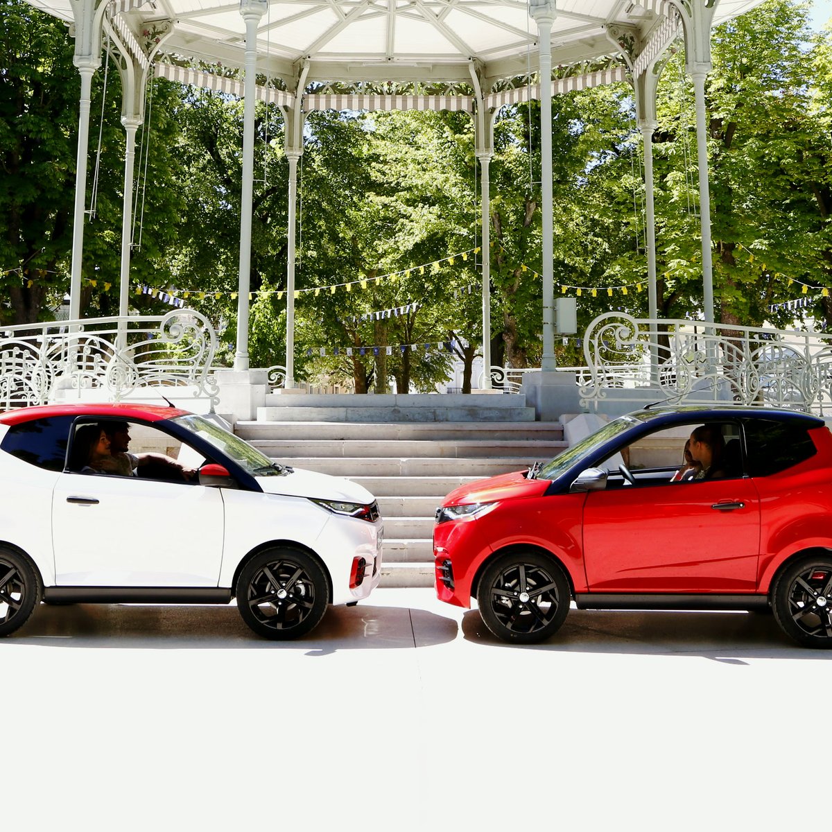 Deux Aixam City Sport face à face au kiosque du parc des Sources à Vichy — 100P Location